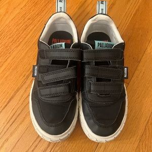 Palladium shoes velcro